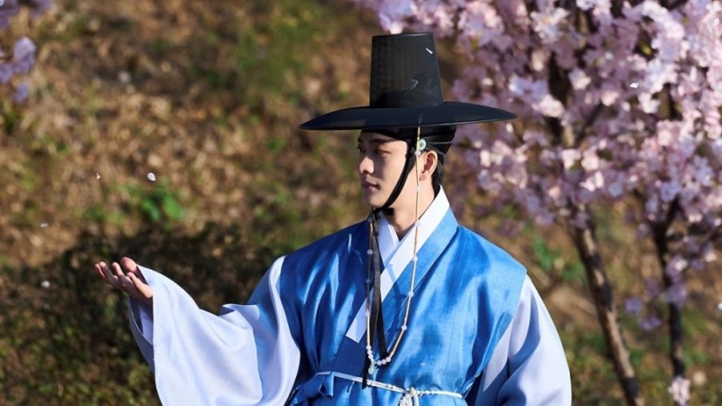 月亮在江边流淌